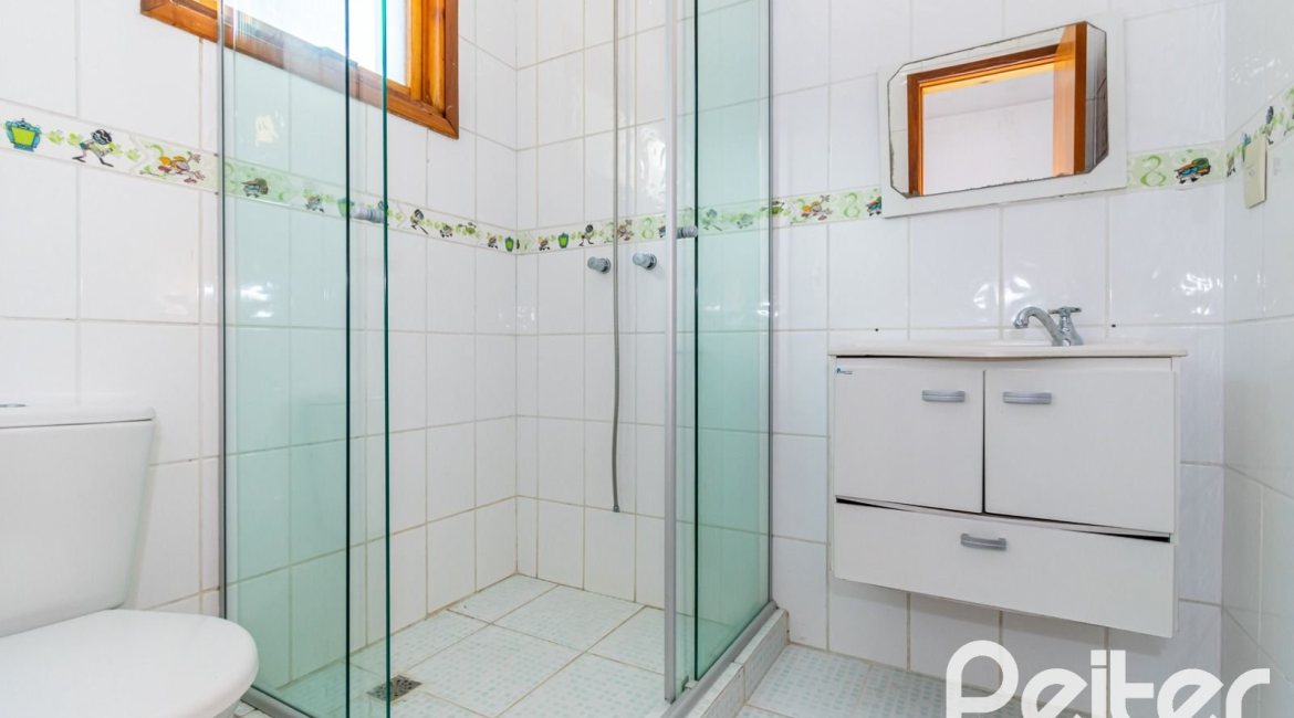 Casa à venda com 380m², 4 dormitórios, 2 suítes, 3 vagas, no bairro Vila Assunção em Porto Alegre