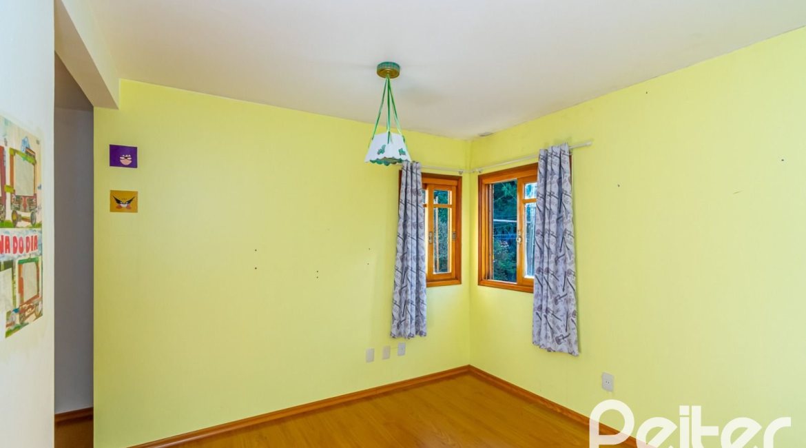 Casa à venda com 380m², 4 dormitórios, 2 suítes, 3 vagas, no bairro Vila Assunção em Porto Alegre