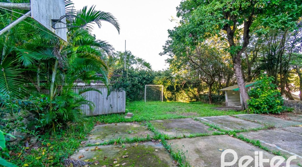 Casa à venda com 380m², 4 dormitórios, 2 suítes, 3 vagas, no bairro Vila Assunção em Porto Alegre