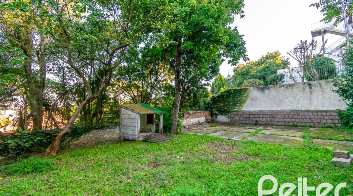 Casa à venda com 380m², 4 dormitórios, 2 suítes, 3 vagas, no bairro Vila Assunção em Porto Alegre