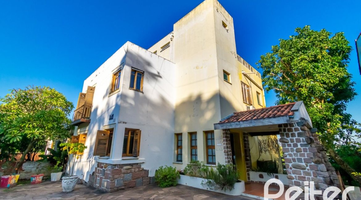 Casa à venda com 380m², 4 dormitórios, 2 suítes, 3 vagas, no bairro Vila Assunção em Porto Alegre