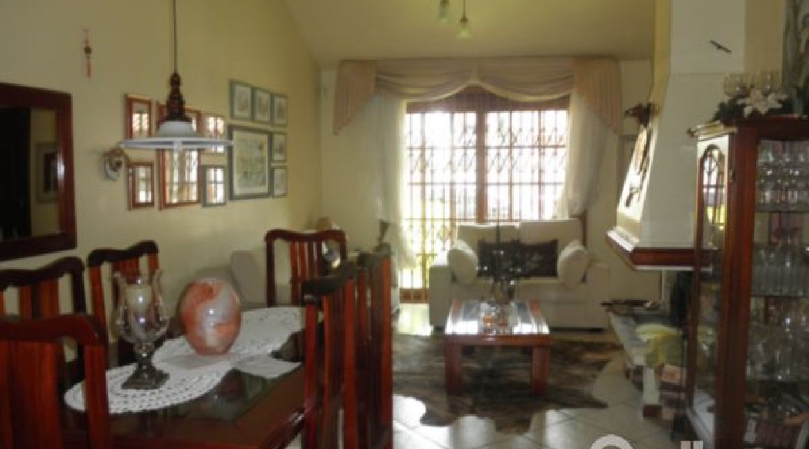 Casa à venda com 160m², 3 dormitórios, 1 suíte, 2 vagas, no bairro Ipanema em Porto Alegre