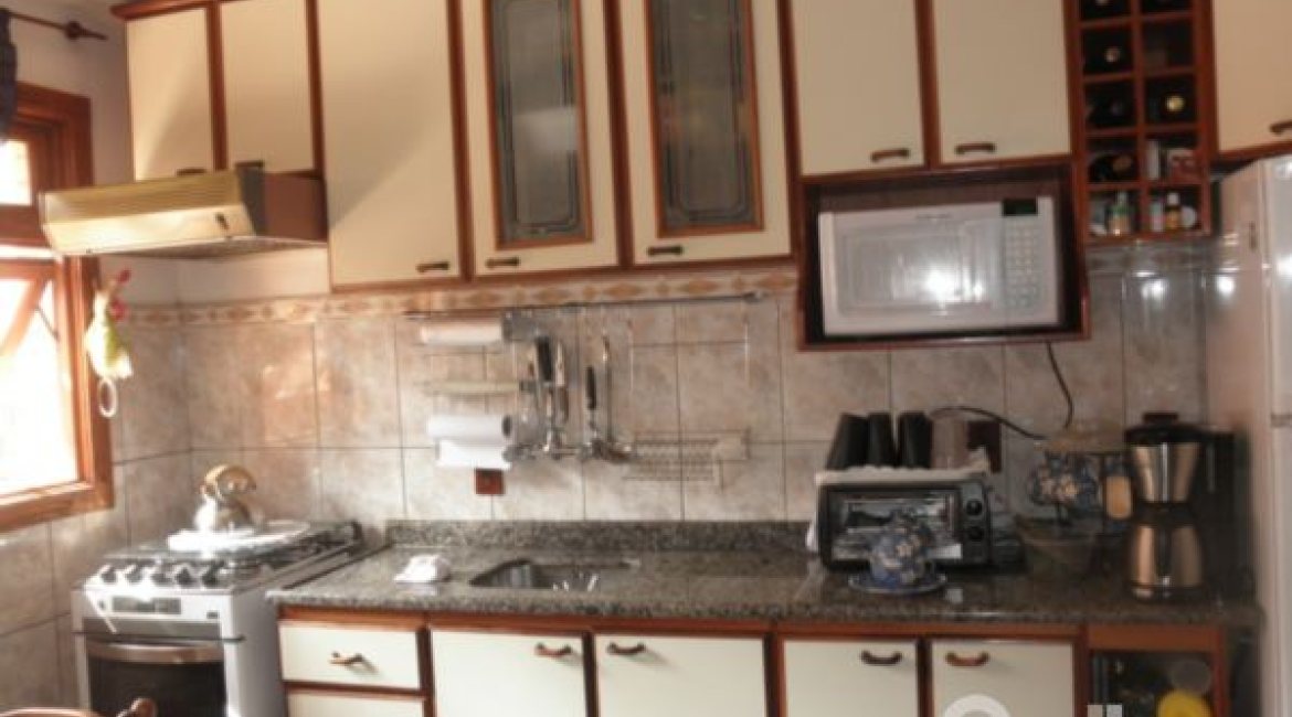 Casa à venda com 160m², 3 dormitórios, 1 suíte, 2 vagas, no bairro Ipanema em Porto Alegre