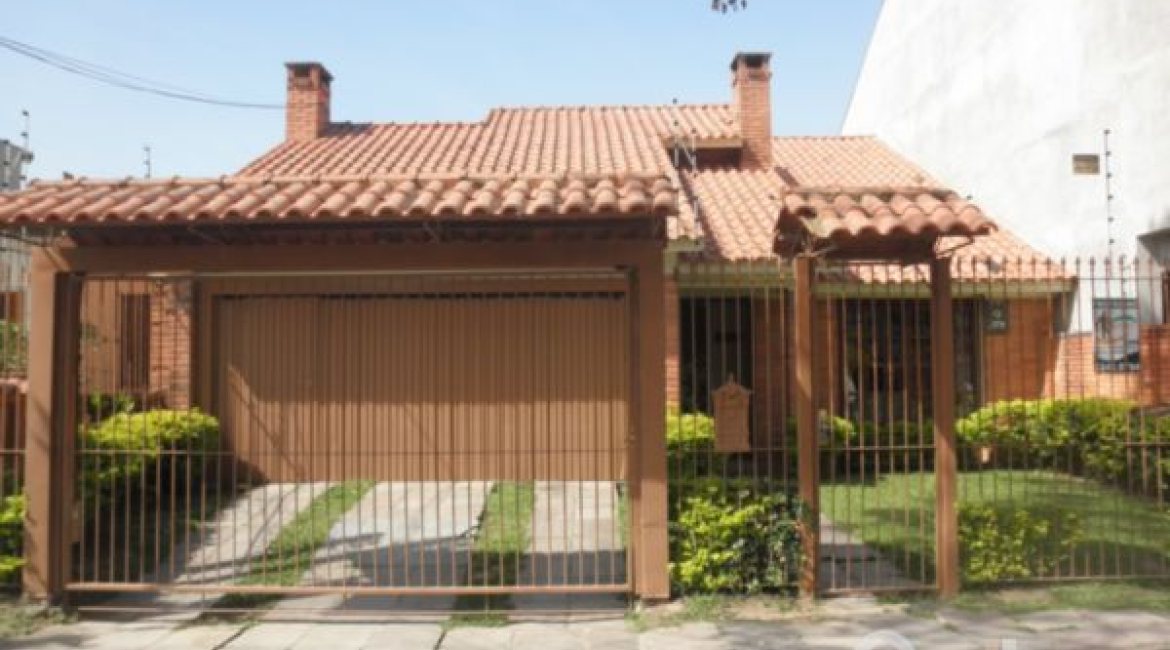 Casa à venda com 160m², 3 dormitórios, 1 suíte, 2 vagas, no bairro Ipanema em Porto Alegre