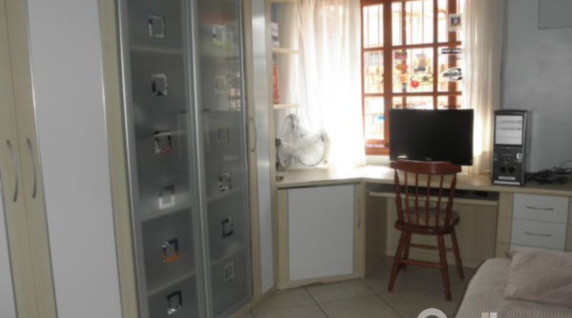 Casa à venda com 160m², 3 dormitórios, 1 suíte, 2 vagas, no bairro Ipanema em Porto Alegre