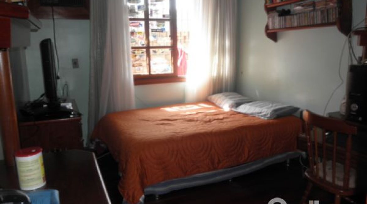 Casa à venda com 160m², 3 dormitórios, 1 suíte, 2 vagas, no bairro Ipanema em Porto Alegre