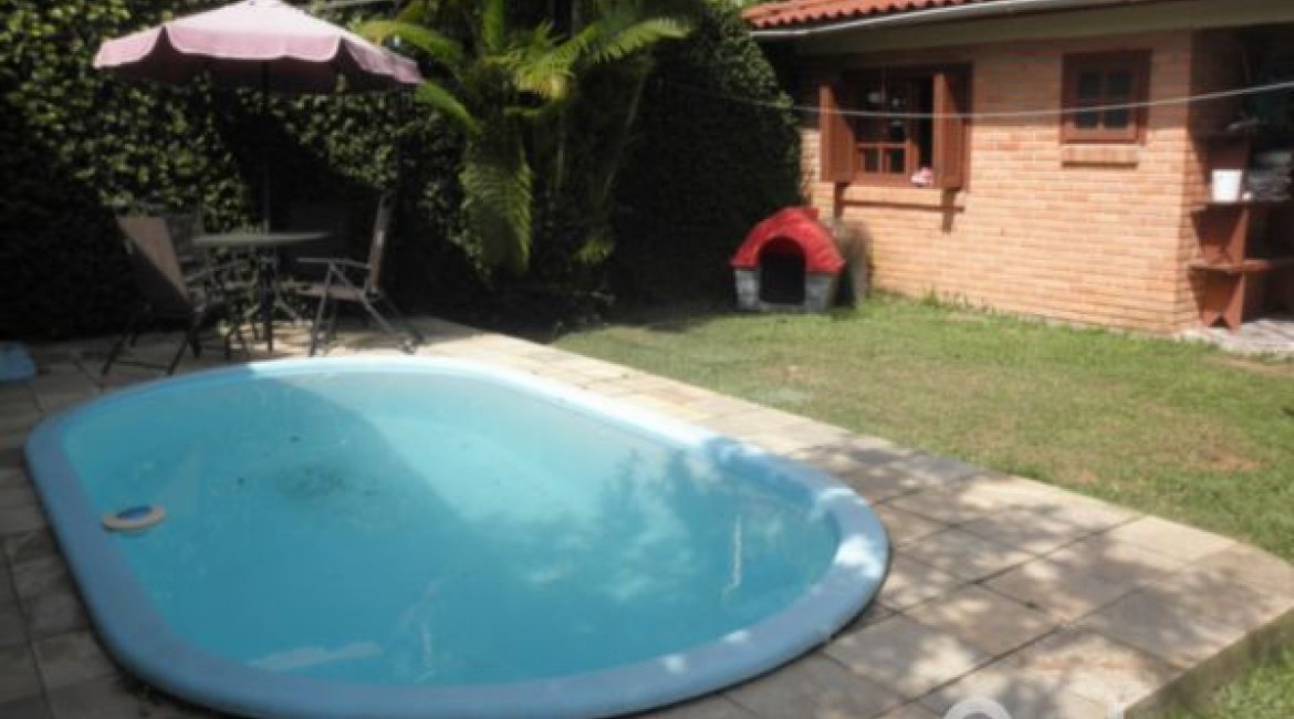 Casa à venda com 160m², 3 dormitórios, 1 suíte, 2 vagas, no bairro Ipanema em Porto Alegre