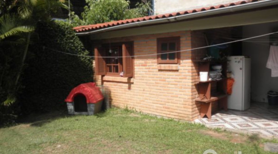 Casa à venda com 160m², 3 dormitórios, 1 suíte, 2 vagas, no bairro Ipanema em Porto Alegre