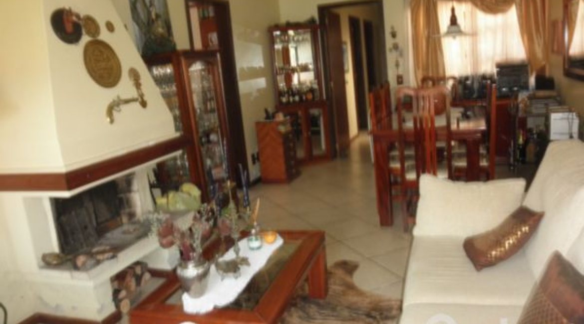 Casa à venda com 160m², 3 dormitórios, 1 suíte, 2 vagas, no bairro Ipanema em Porto Alegre