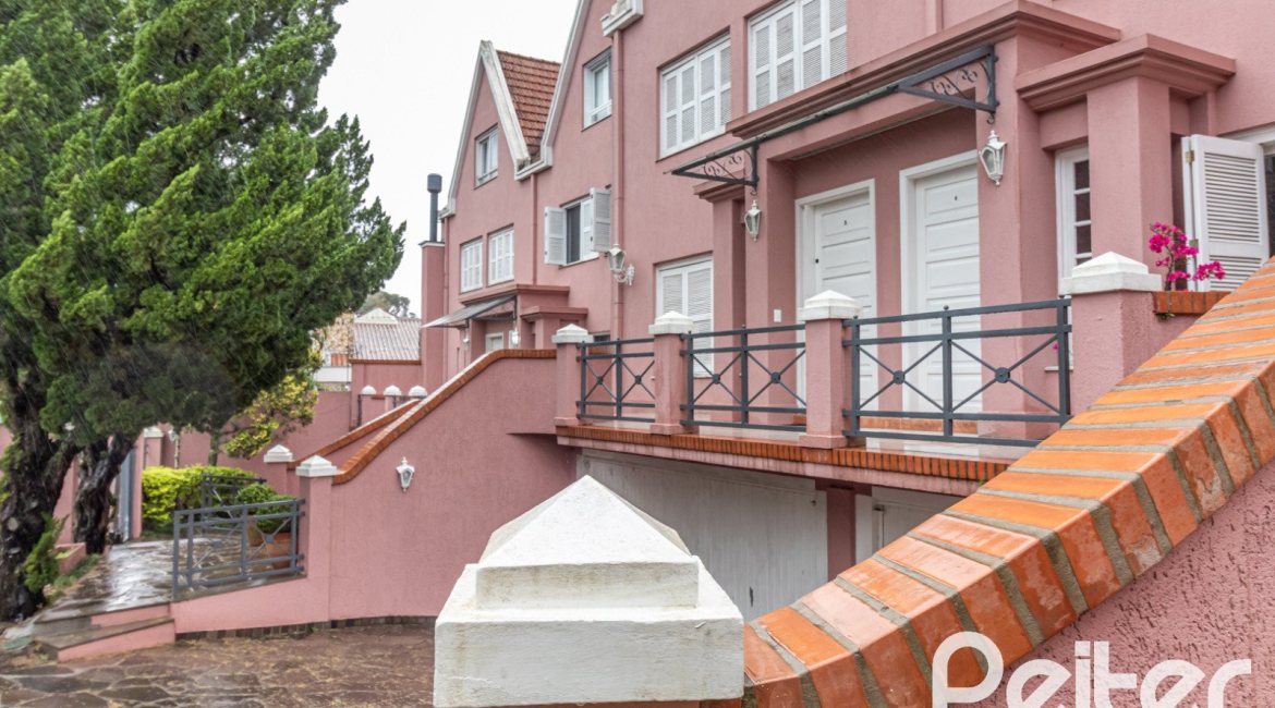 Casa em Condomínio à venda com 210m², 4 dormitórios, 2 suítes, 2 vagas, no bairro Vila Assunção em Porto Alegre