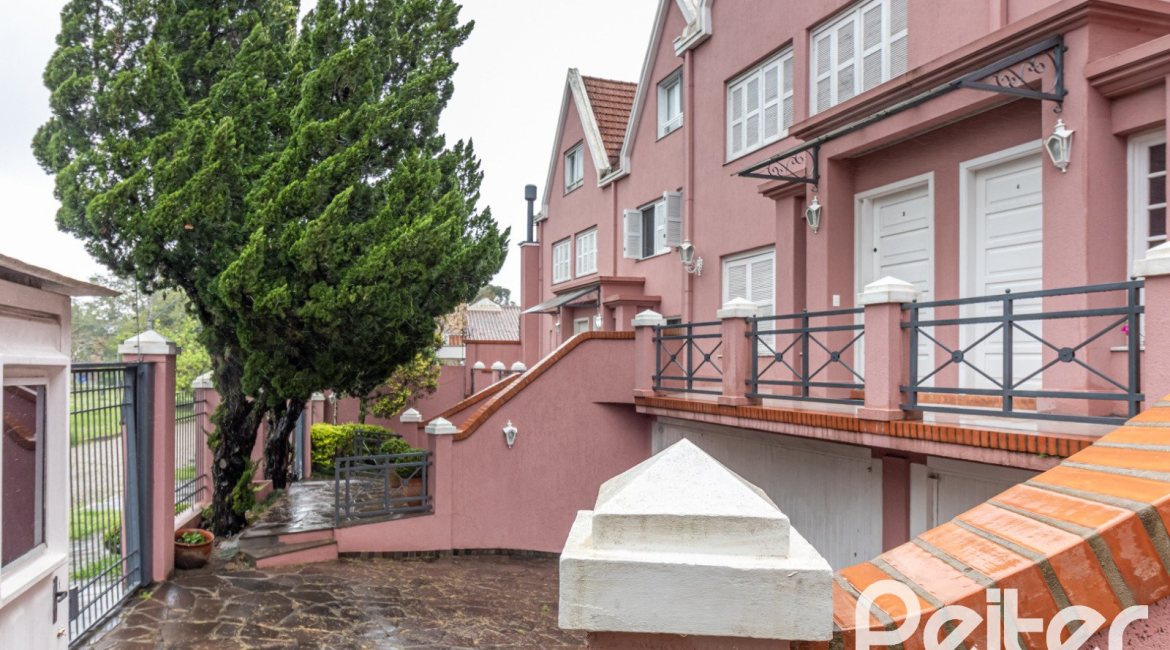 Casa em Condomínio à venda com 210m², 4 dormitórios, 2 suítes, 2 vagas, no bairro Vila Assunção em Porto Alegre