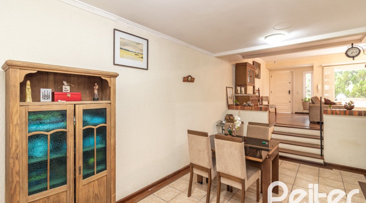 Casa em Condomínio à venda com 210m², 4 dormitórios, 2 suítes, 2 vagas, no bairro Vila Assunção em Porto Alegre