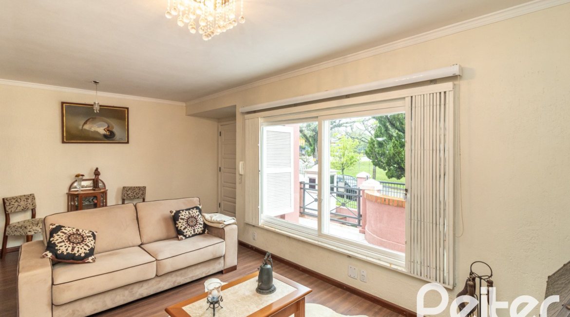 Casa em Condomínio à venda com 210m², 4 dormitórios, 2 suítes, 2 vagas, no bairro Vila Assunção em Porto Alegre