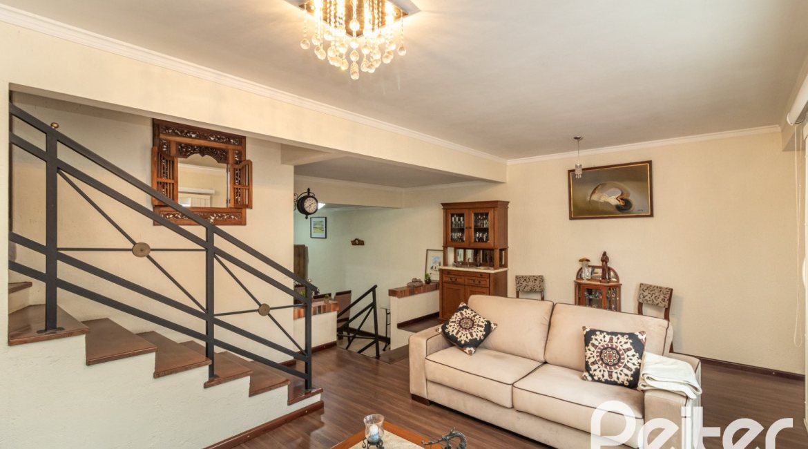 Casa em Condomínio à venda com 210m², 4 dormitórios, 2 suítes, 2 vagas, no bairro Vila Assunção em Porto Alegre