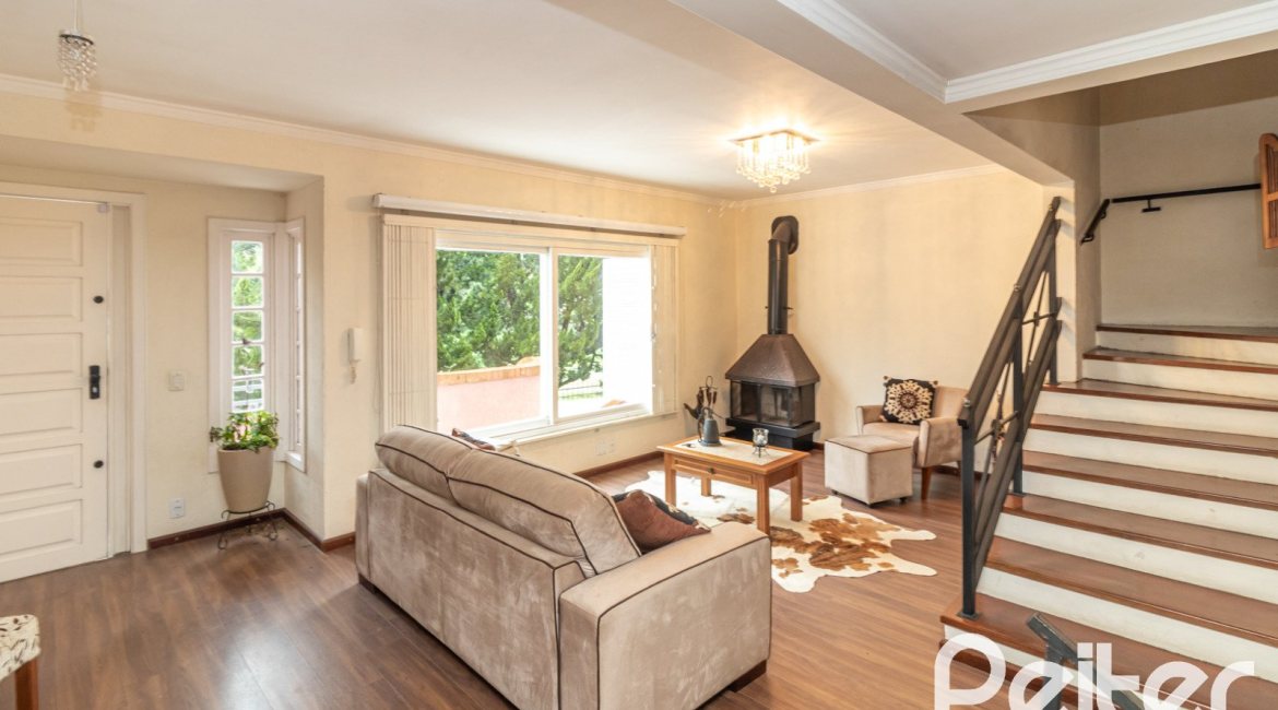 Casa em Condomínio à venda com 210m², 4 dormitórios, 2 suítes, 2 vagas, no bairro Vila Assunção em Porto Alegre