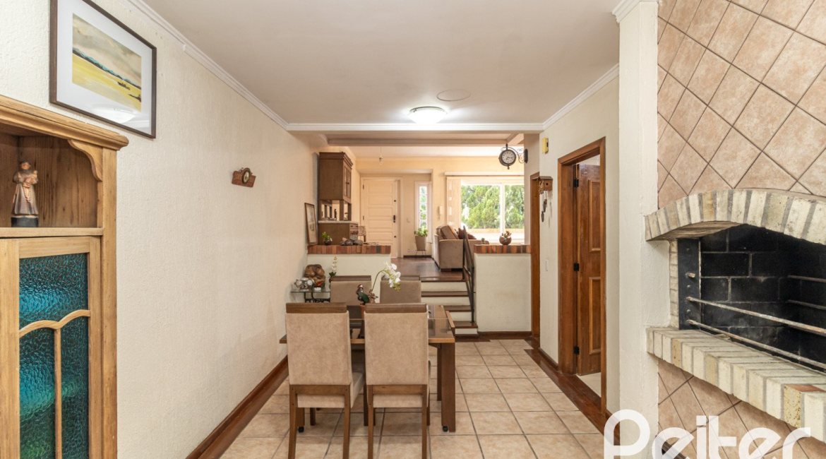 Casa em Condomínio à venda com 210m², 4 dormitórios, 2 suítes, 2 vagas, no bairro Vila Assunção em Porto Alegre