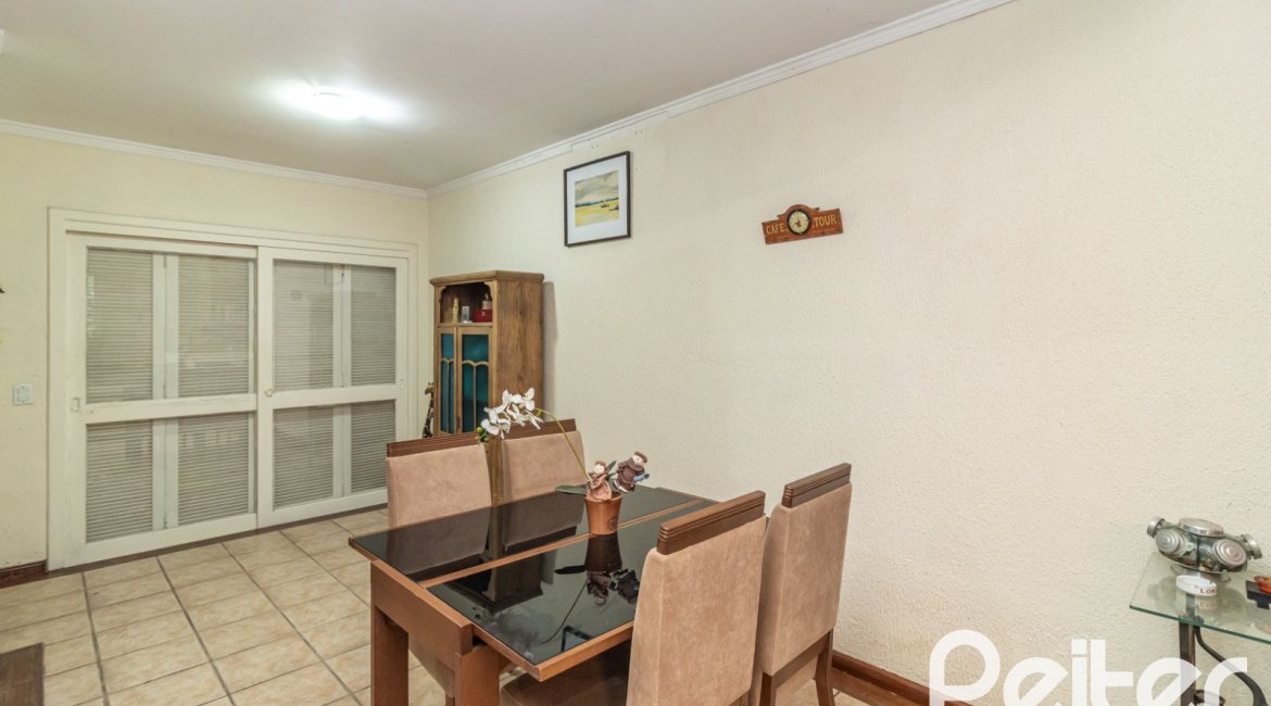 Casa em Condomínio à venda com 210m², 4 dormitórios, 2 suítes, 2 vagas, no bairro Vila Assunção em Porto Alegre