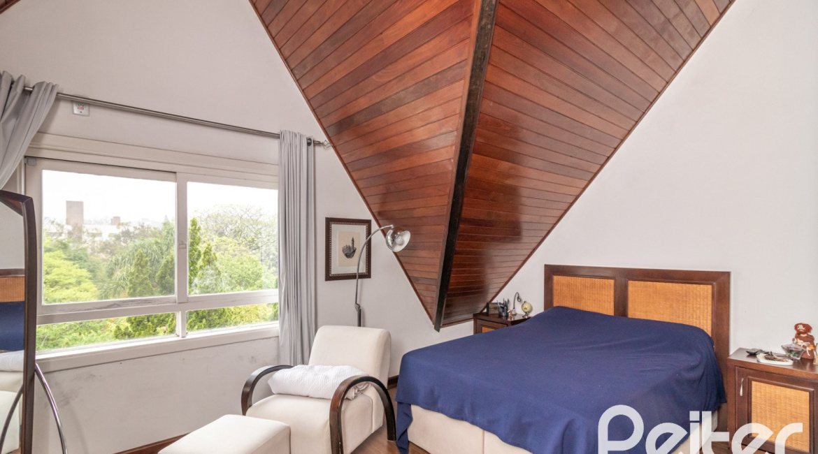 Casa em Condomínio à venda com 210m², 4 dormitórios, 2 suítes, 2 vagas, no bairro Vila Assunção em Porto Alegre