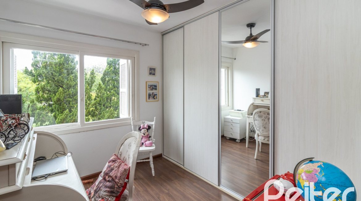 Casa em Condomínio à venda com 210m², 4 dormitórios, 2 suítes, 2 vagas, no bairro Vila Assunção em Porto Alegre