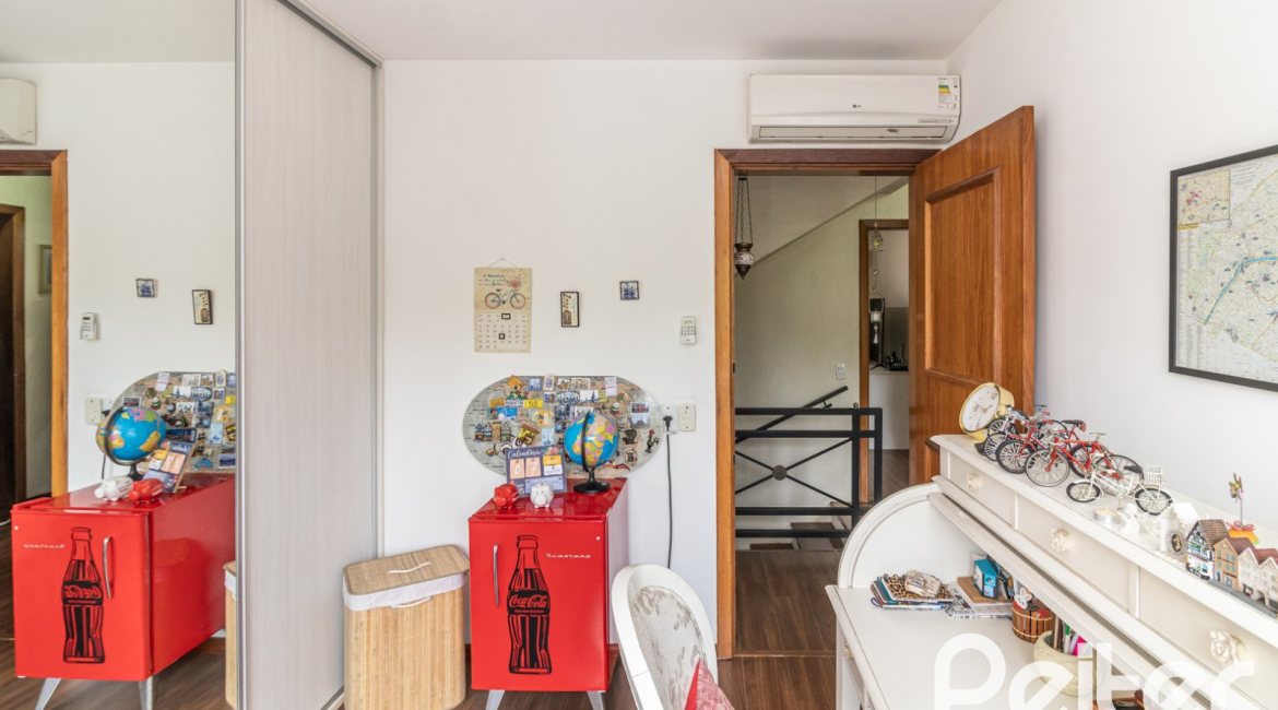 Casa em Condomínio à venda com 210m², 4 dormitórios, 2 suítes, 2 vagas, no bairro Vila Assunção em Porto Alegre