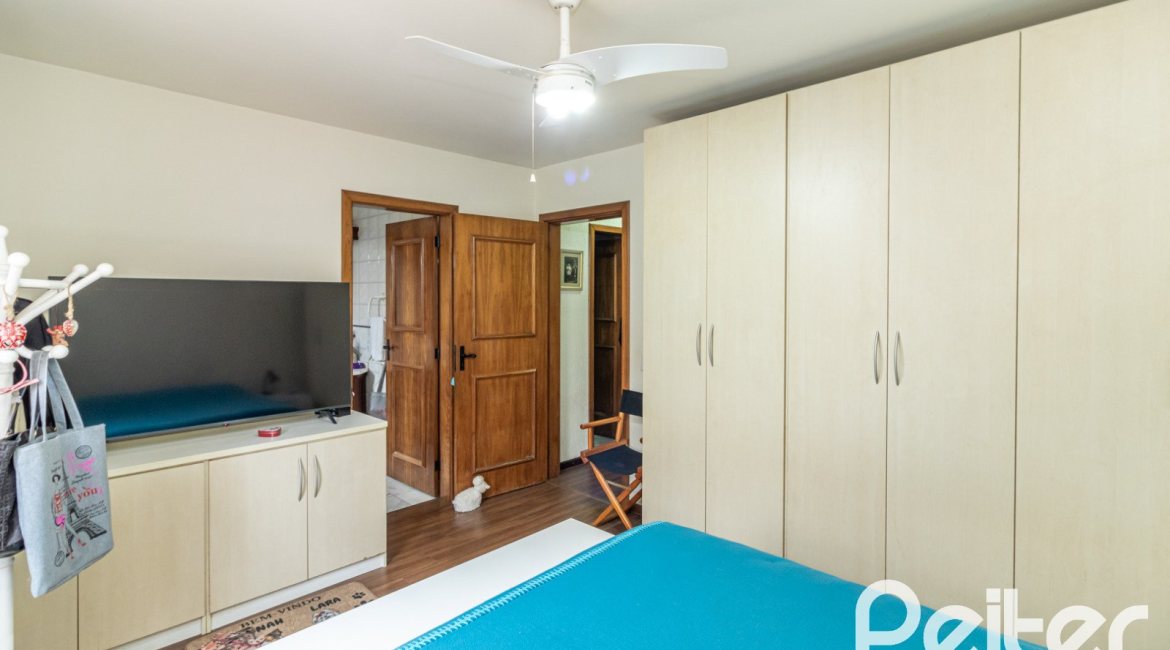 Casa em Condomínio à venda com 210m², 4 dormitórios, 2 suítes, 2 vagas, no bairro Vila Assunção em Porto Alegre