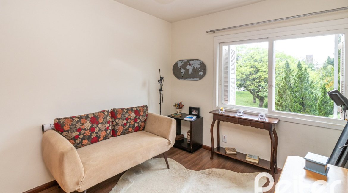 Casa em Condomínio à venda com 210m², 4 dormitórios, 2 suítes, 2 vagas, no bairro Vila Assunção em Porto Alegre