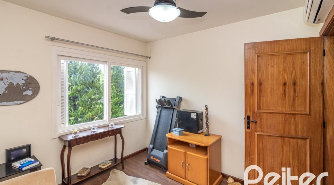 Casa em Condomínio à venda com 210m², 4 dormitórios, 2 suítes, 2 vagas, no bairro Vila Assunção em Porto Alegre