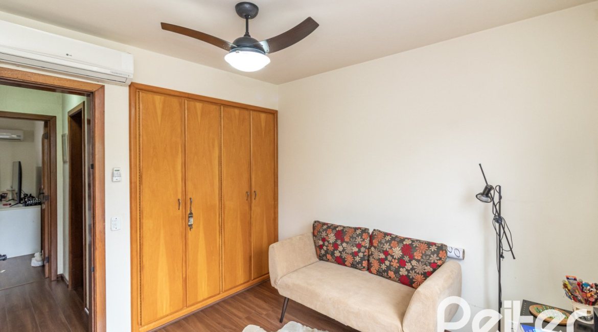 Casa em Condomínio à venda com 210m², 4 dormitórios, 2 suítes, 2 vagas, no bairro Vila Assunção em Porto Alegre