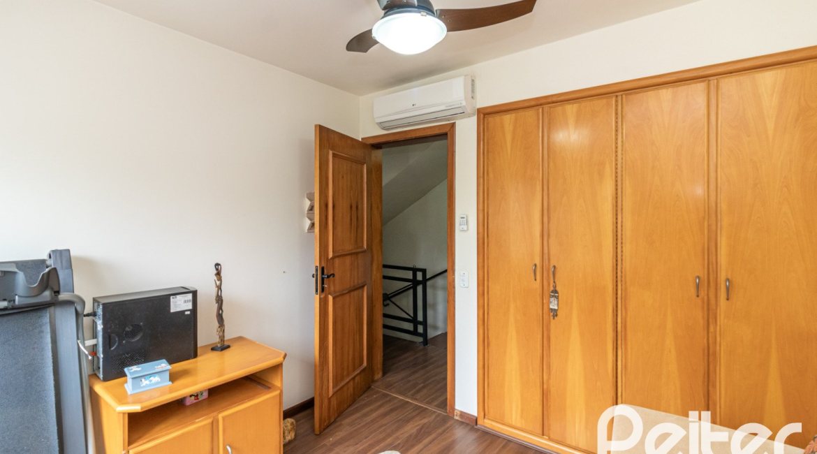 Casa em Condomínio à venda com 210m², 4 dormitórios, 2 suítes, 2 vagas, no bairro Vila Assunção em Porto Alegre