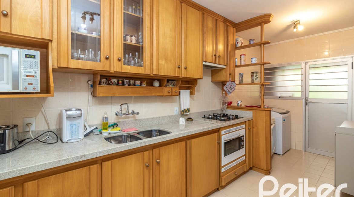 Casa em Condomínio à venda com 210m², 4 dormitórios, 2 suítes, 2 vagas, no bairro Vila Assunção em Porto Alegre