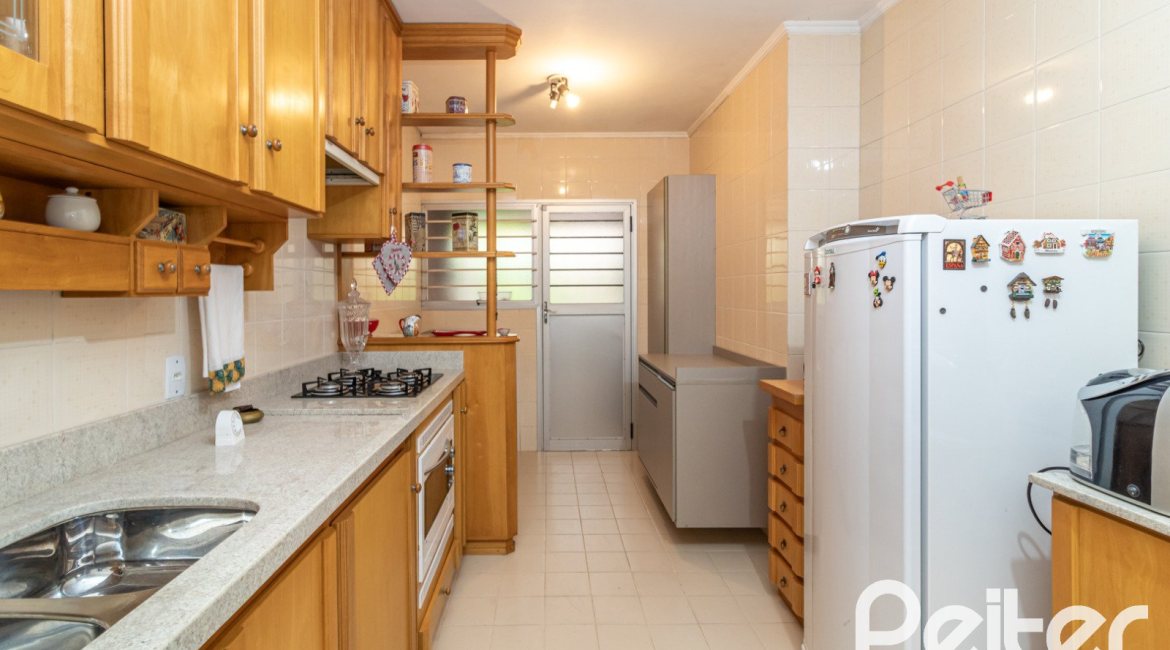 Casa em Condomínio à venda com 210m², 4 dormitórios, 2 suítes, 2 vagas, no bairro Vila Assunção em Porto Alegre