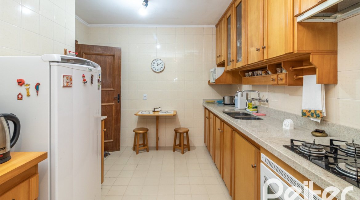 Casa em Condomínio à venda com 210m², 4 dormitórios, 2 suítes, 2 vagas, no bairro Vila Assunção em Porto Alegre