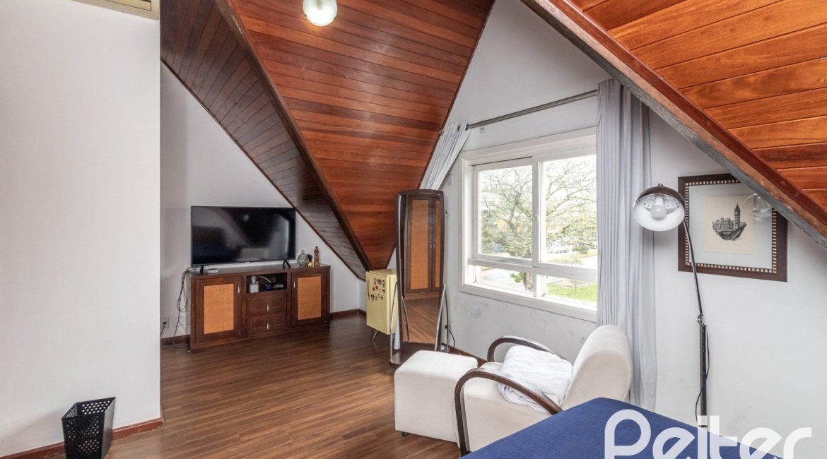 Casa em Condomínio à venda com 210m², 4 dormitórios, 2 suítes, 2 vagas, no bairro Vila Assunção em Porto Alegre