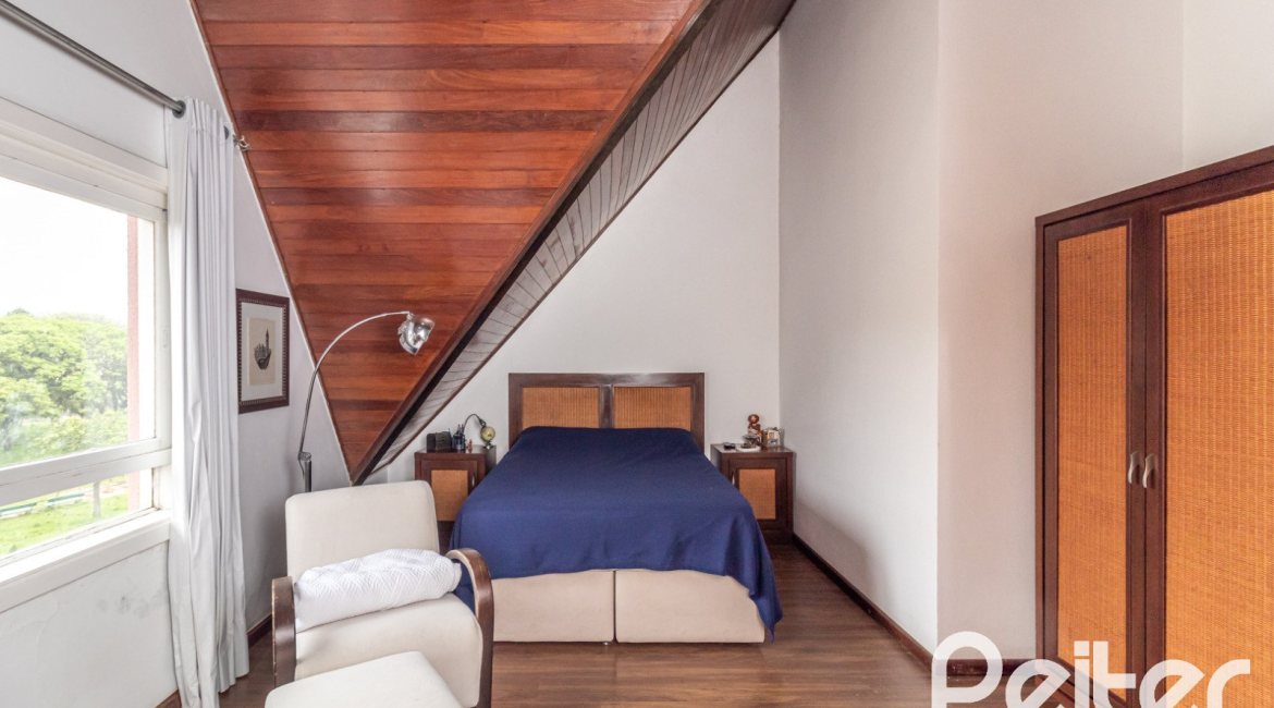 Casa em Condomínio à venda com 210m², 4 dormitórios, 2 suítes, 2 vagas, no bairro Vila Assunção em Porto Alegre