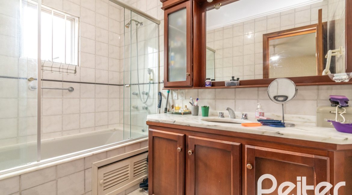 Casa em Condomínio à venda com 210m², 4 dormitórios, 2 suítes, 2 vagas, no bairro Vila Assunção em Porto Alegre