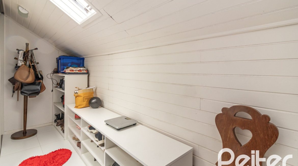 Casa em Condomínio à venda com 210m², 4 dormitórios, 2 suítes, 2 vagas, no bairro Vila Assunção em Porto Alegre