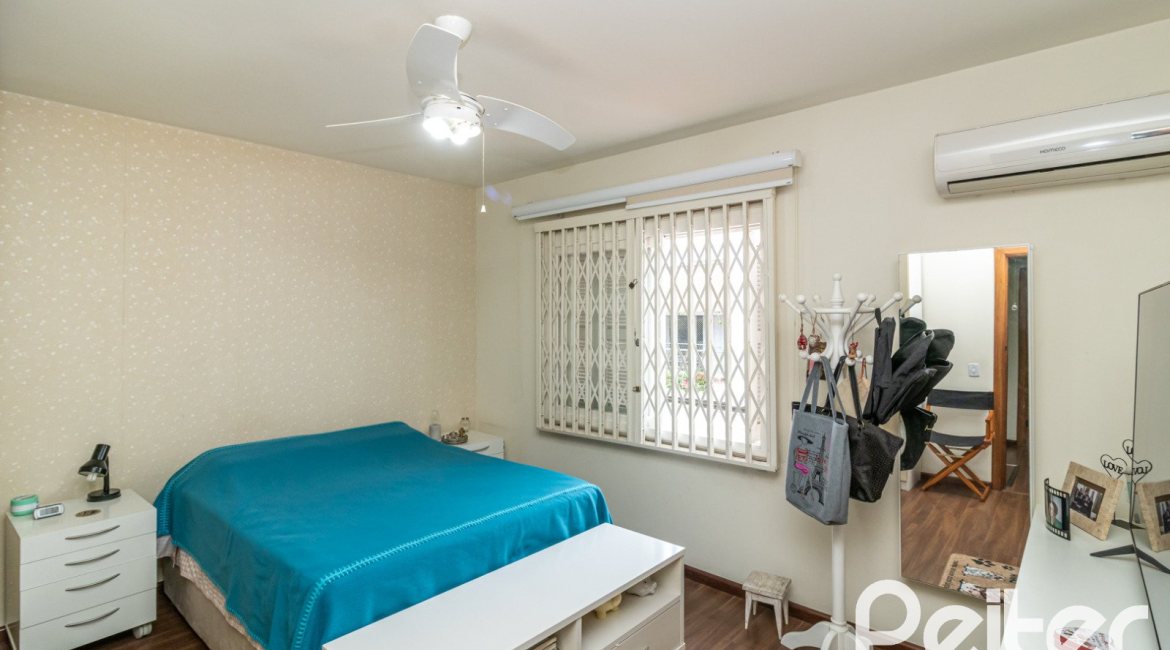 Casa em Condomínio à venda com 210m², 4 dormitórios, 2 suítes, 2 vagas, no bairro Vila Assunção em Porto Alegre