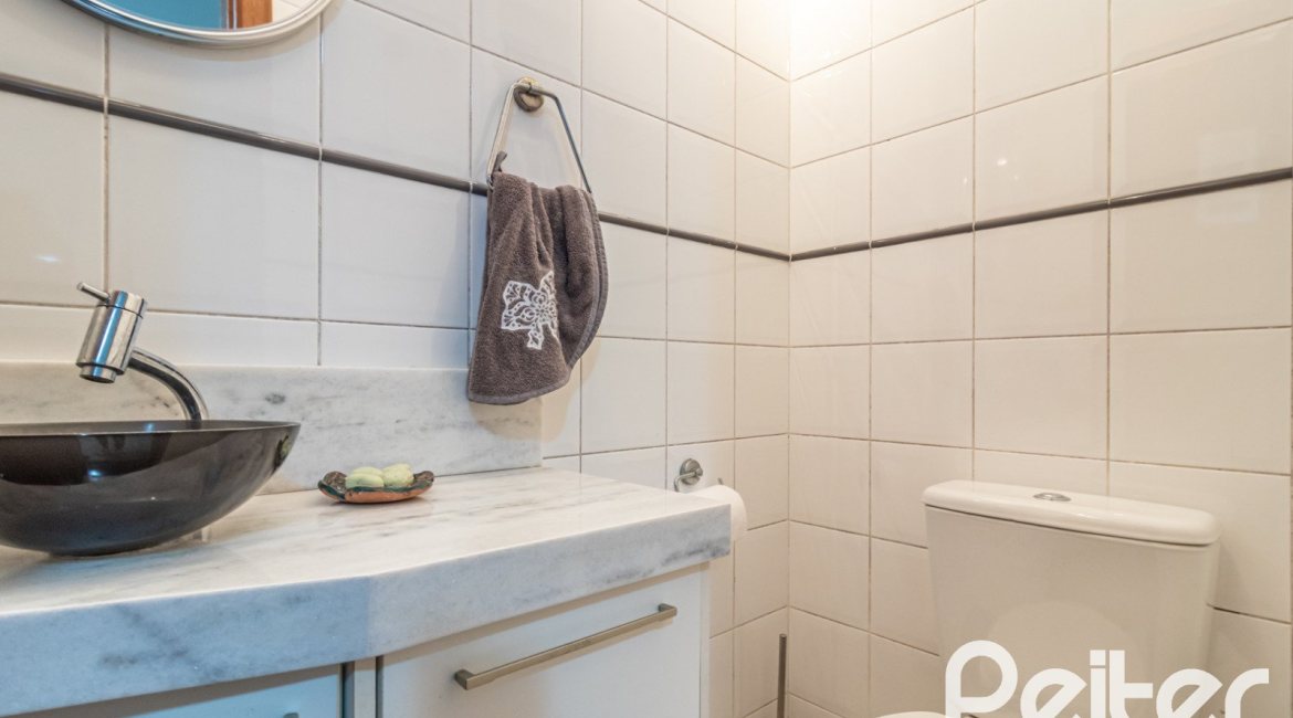 Casa em Condomínio à venda com 210m², 4 dormitórios, 2 suítes, 2 vagas, no bairro Vila Assunção em Porto Alegre