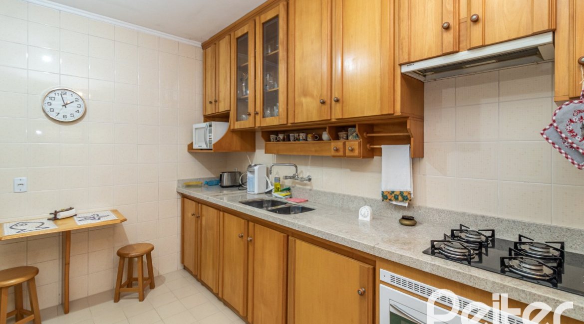 Casa em Condomínio à venda com 210m², 4 dormitórios, 2 suítes, 2 vagas, no bairro Vila Assunção em Porto Alegre