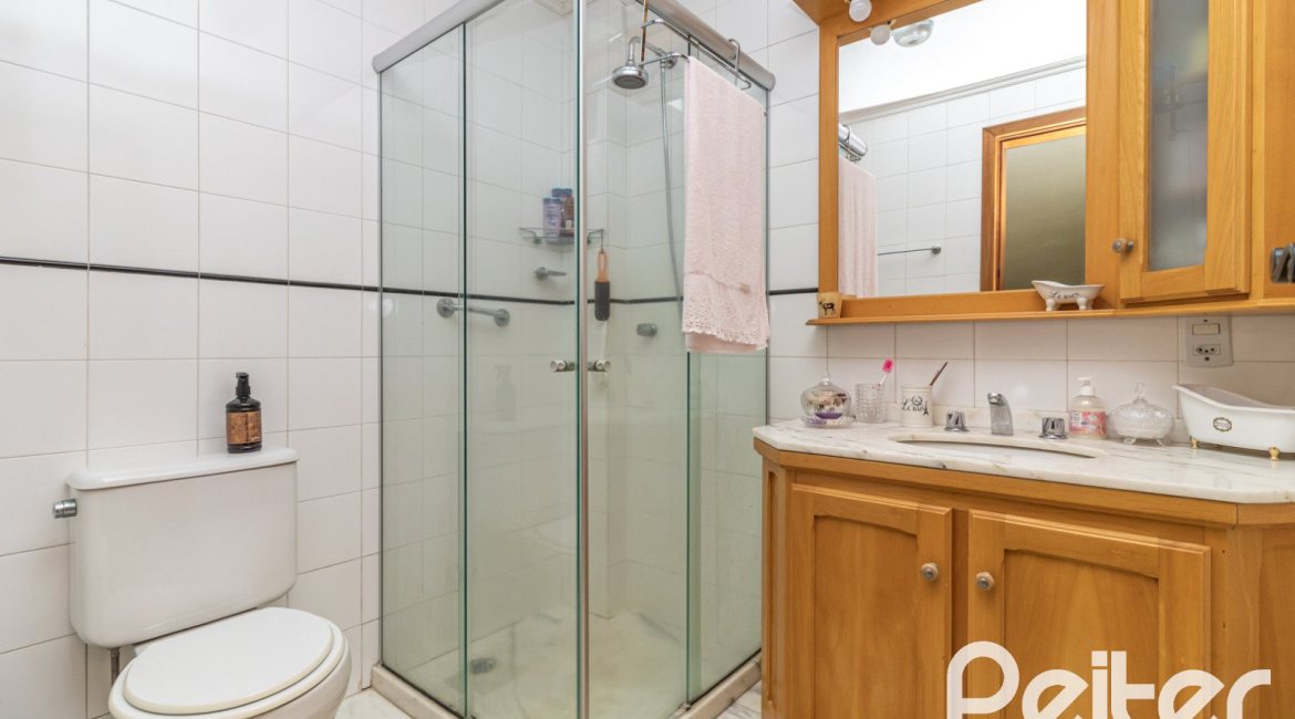 Casa em Condomínio à venda com 210m², 4 dormitórios, 2 suítes, 2 vagas, no bairro Vila Assunção em Porto Alegre