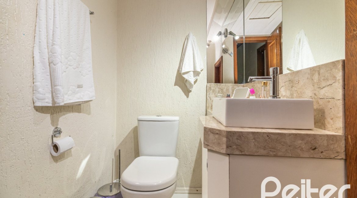 Casa em Condomínio à venda com 210m², 4 dormitórios, 2 suítes, 2 vagas, no bairro Vila Assunção em Porto Alegre