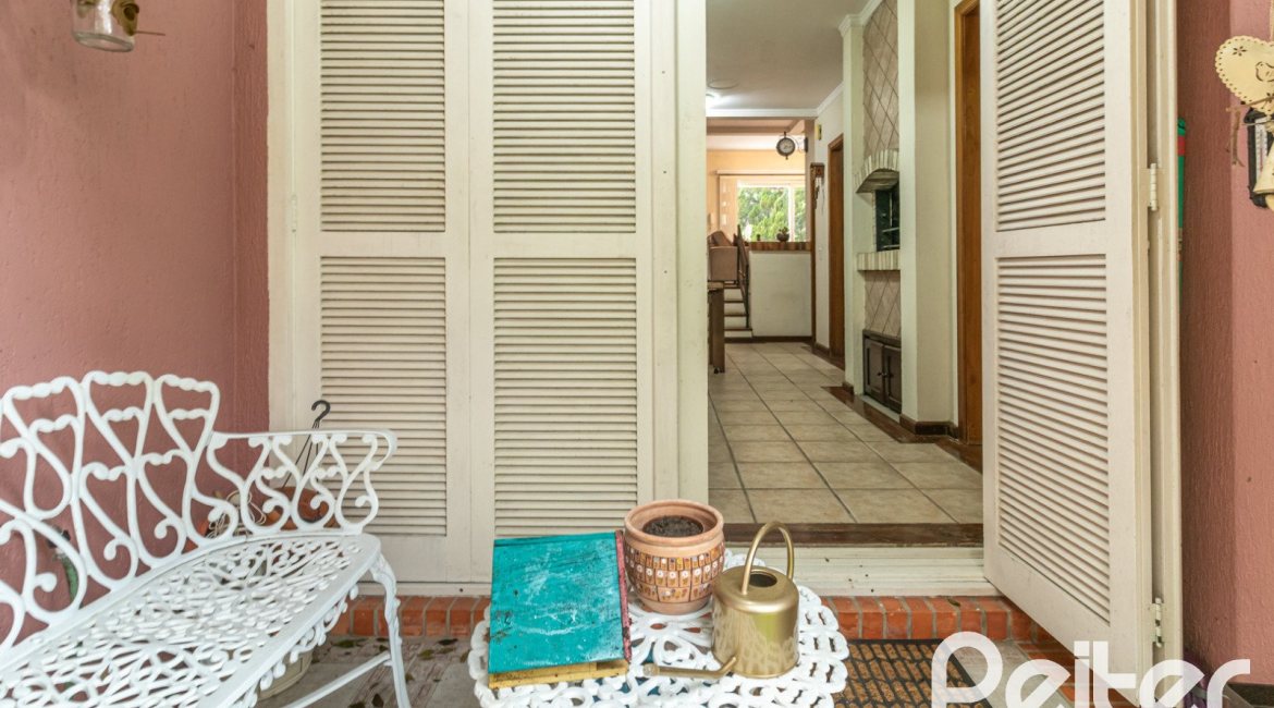 Casa em Condomínio à venda com 210m², 4 dormitórios, 2 suítes, 2 vagas, no bairro Vila Assunção em Porto Alegre