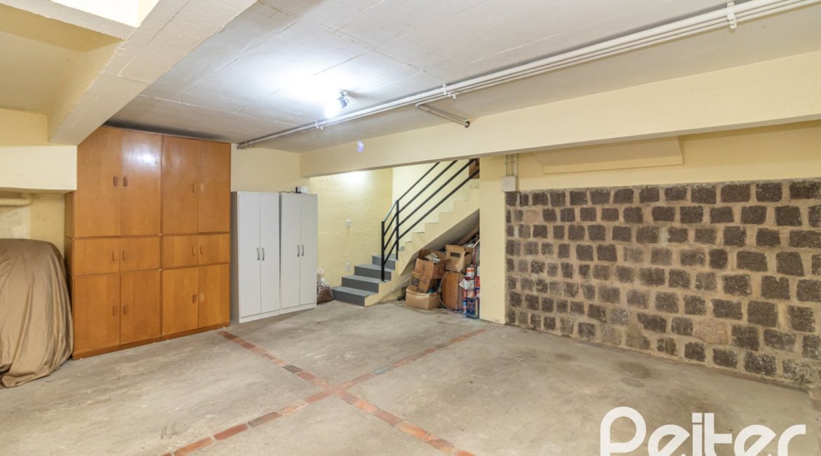 Casa em Condomínio à venda com 210m², 4 dormitórios, 2 suítes, 2 vagas, no bairro Vila Assunção em Porto Alegre