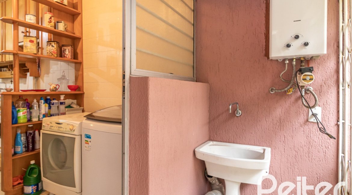 Casa em Condomínio à venda com 210m², 4 dormitórios, 2 suítes, 2 vagas, no bairro Vila Assunção em Porto Alegre