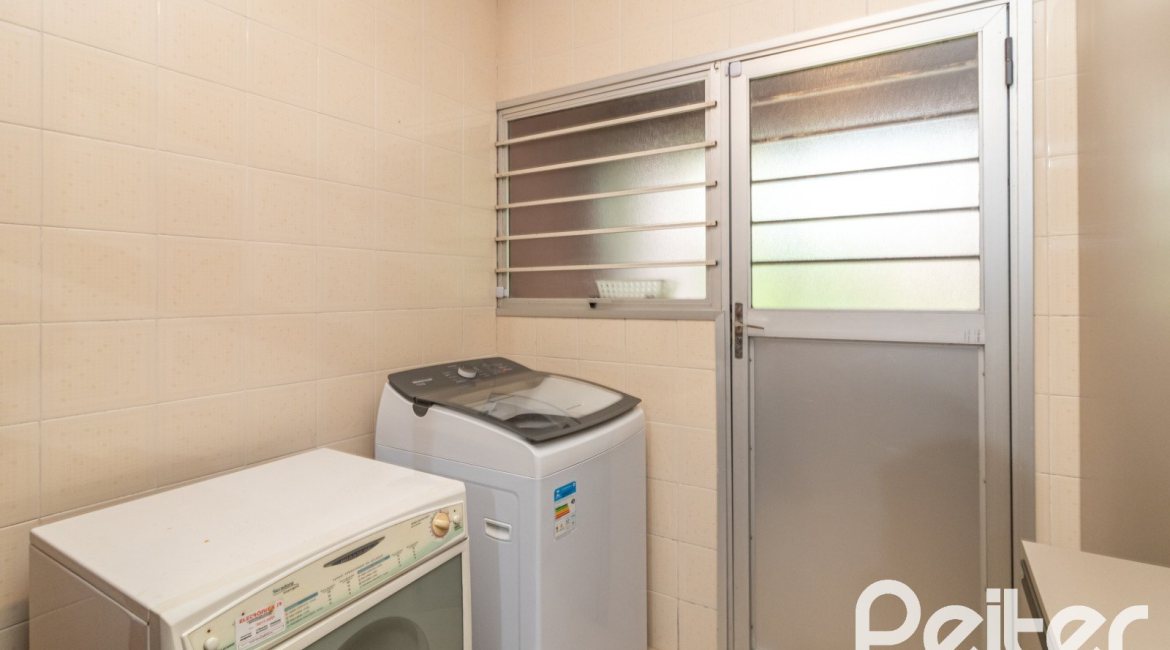 Casa em Condomínio à venda com 210m², 4 dormitórios, 2 suítes, 2 vagas, no bairro Vila Assunção em Porto Alegre