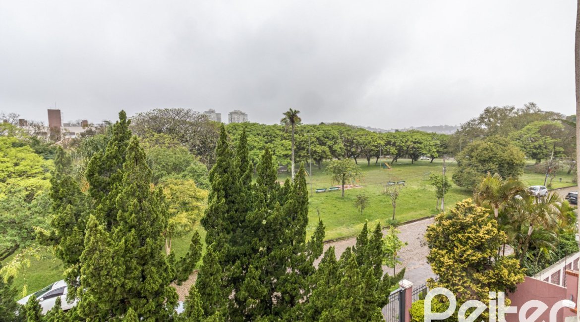 Casa em Condomínio à venda com 210m², 4 dormitórios, 2 suítes, 2 vagas, no bairro Vila Assunção em Porto Alegre