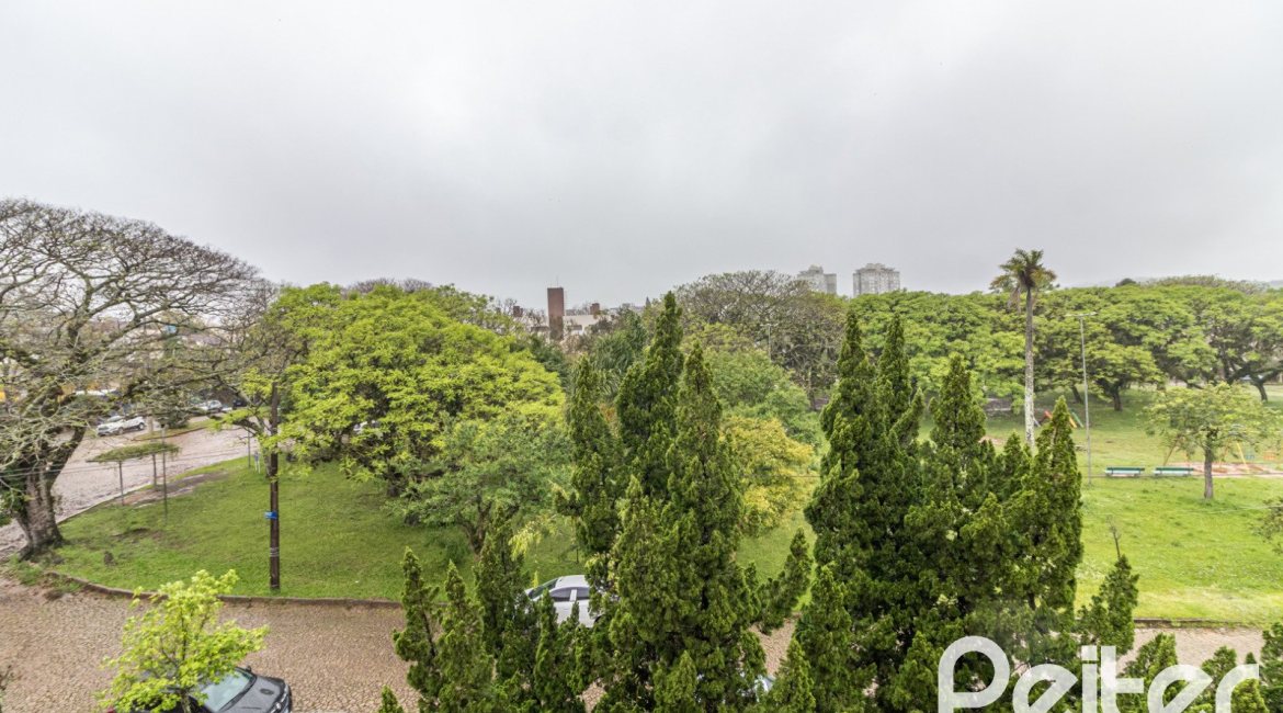 Casa em Condomínio à venda com 210m², 4 dormitórios, 2 suítes, 2 vagas, no bairro Vila Assunção em Porto Alegre