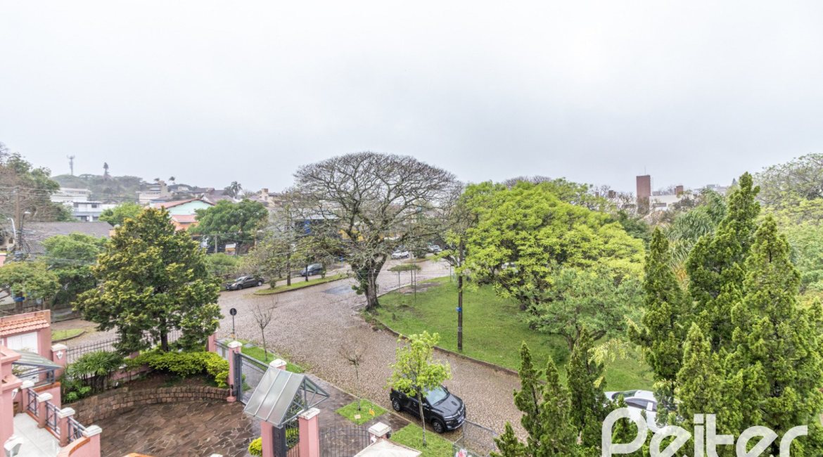 Casa em Condomínio à venda com 210m², 4 dormitórios, 2 suítes, 2 vagas, no bairro Vila Assunção em Porto Alegre