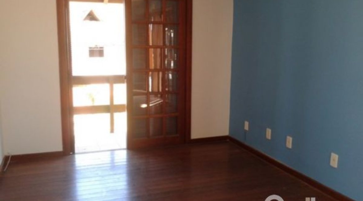 Casa à venda com 158m², 3 dormitórios, 1 suíte, 2 vagas, no bairro Ipanema em Porto Alegre