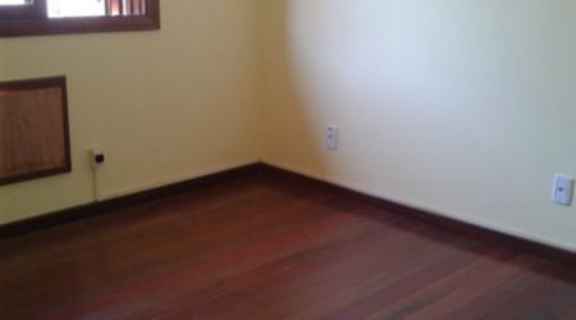 Casa à venda com 158m², 3 dormitórios, 1 suíte, 2 vagas, no bairro Ipanema em Porto Alegre